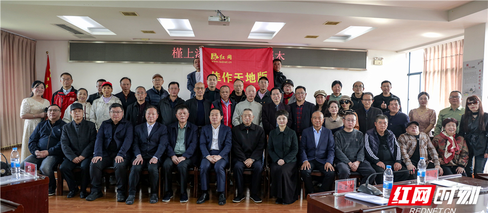 001 嘉宾与获奖者合影。.jpg