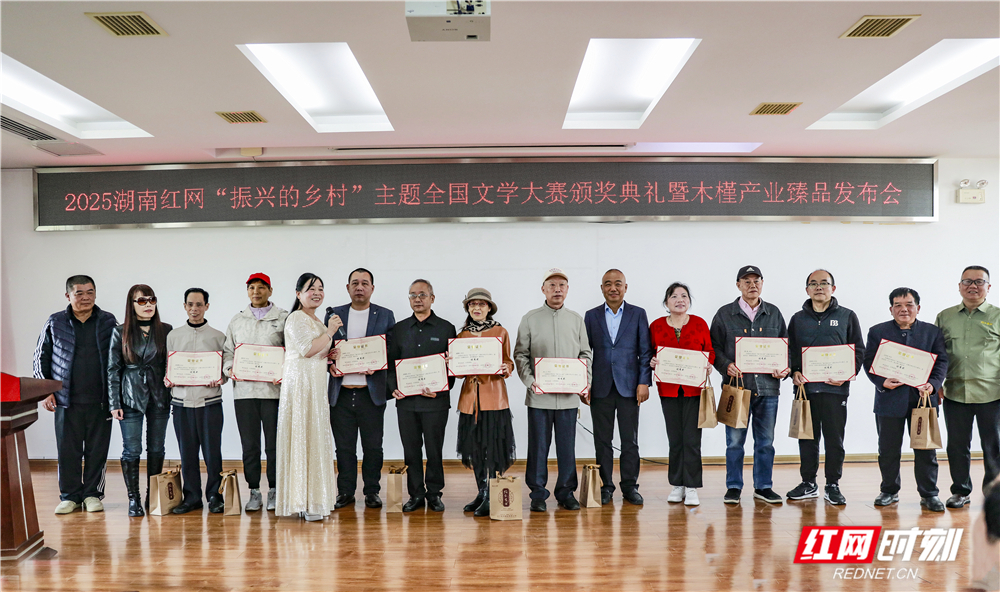 016 优秀奖获奖者上台领奖。.jpg