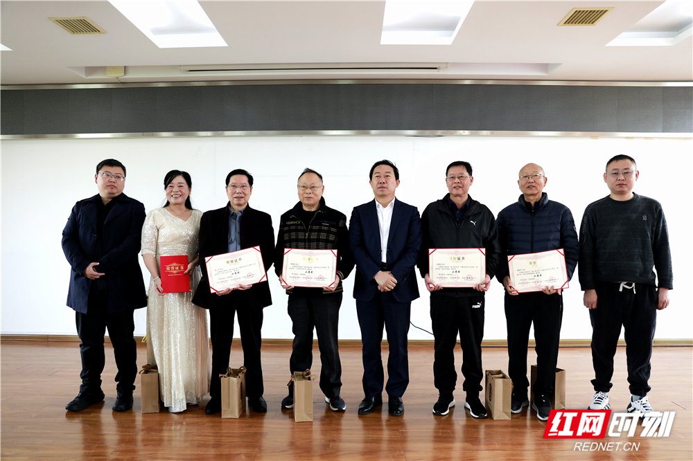 012 二等奖获奖者上台领奖。.jpg