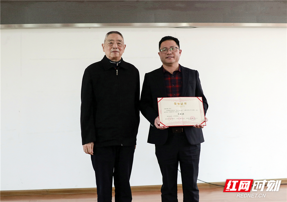 008 特等奖获奖者上台领奖。.jpg