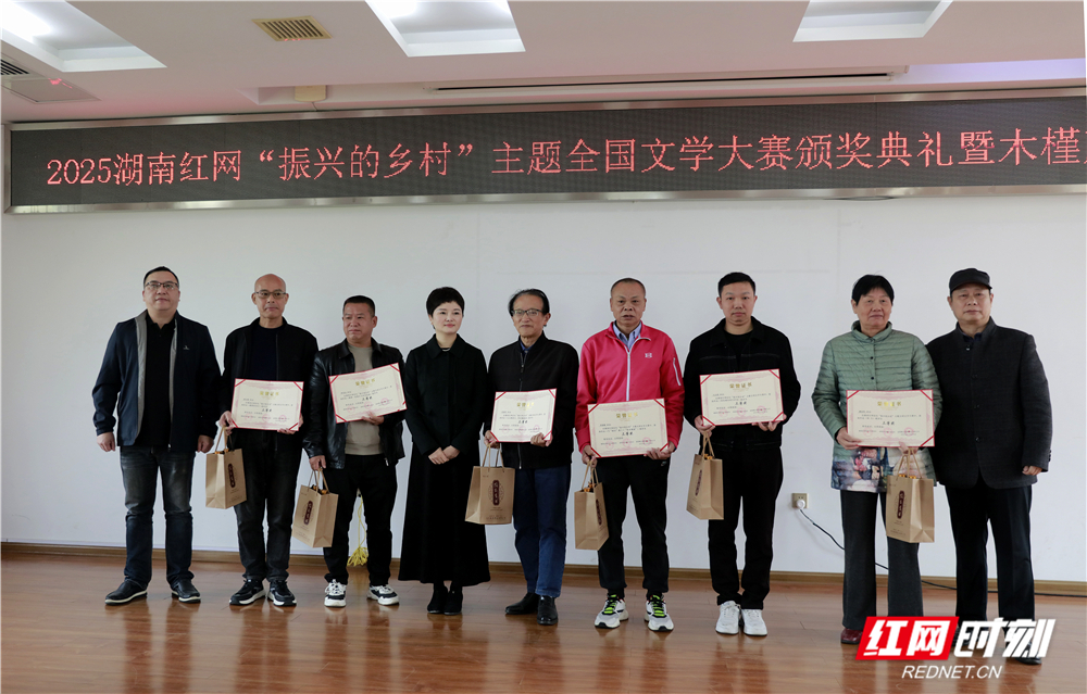 013 三等奖获奖者上台领奖。.jpg