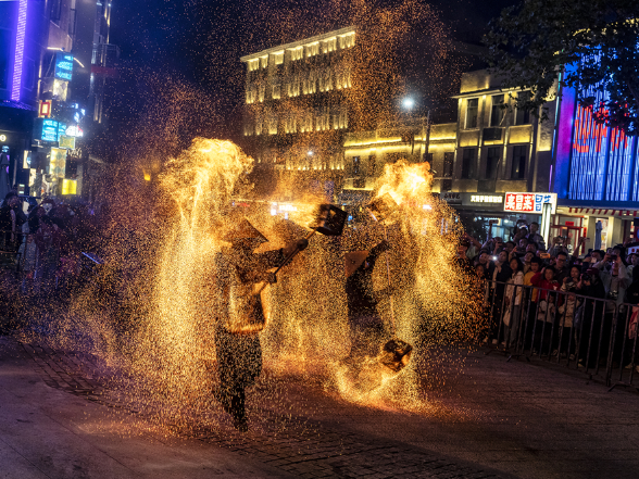 【每日一图@湖南】烟火裹着笑，洞庭南路的夜正好