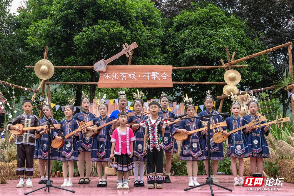 nEO_IMG_非遗侗琵琶唱响村歌会.jpg