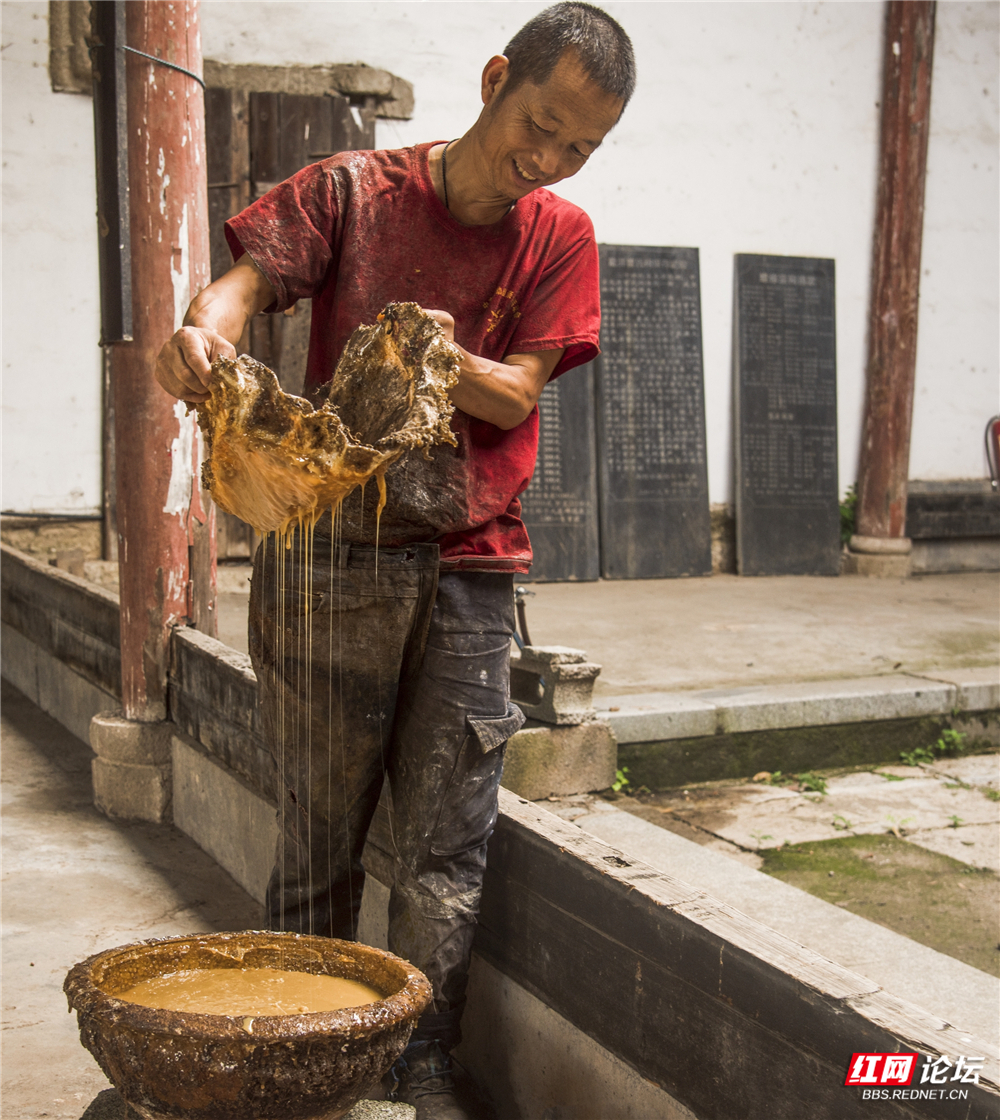 nEO_IMG_斗笠编织工艺之三：上油   DSC_9780.jpg