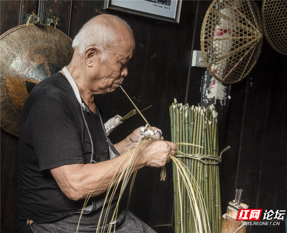 nEO_IMG_斗笠编织工艺之一：破篾 DSC_3887.jpg