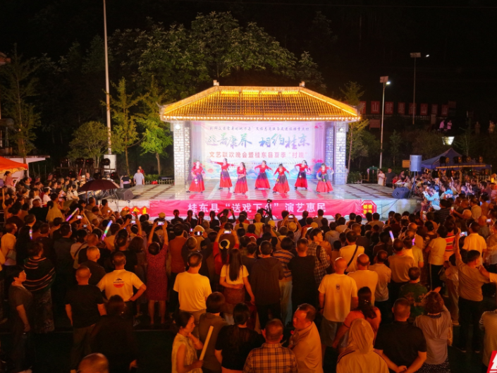 【每日一图@湖南】“村晚”点亮夏夜！桂东青竹村文化盛宴引客来