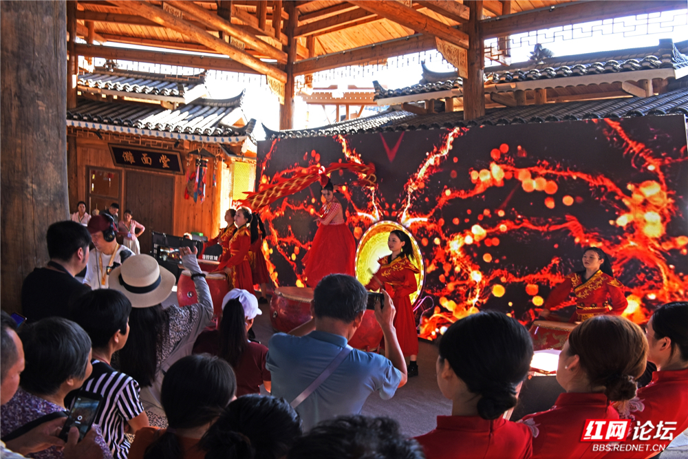 030 载舞贺经洽盛会.jpg