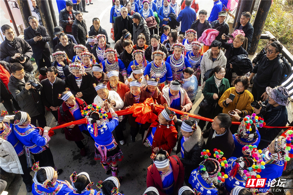 002  拦门酒迎客.jpg