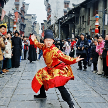 新春走基层·小镇顶流丨新化向东街,把年过成了武林大会现场