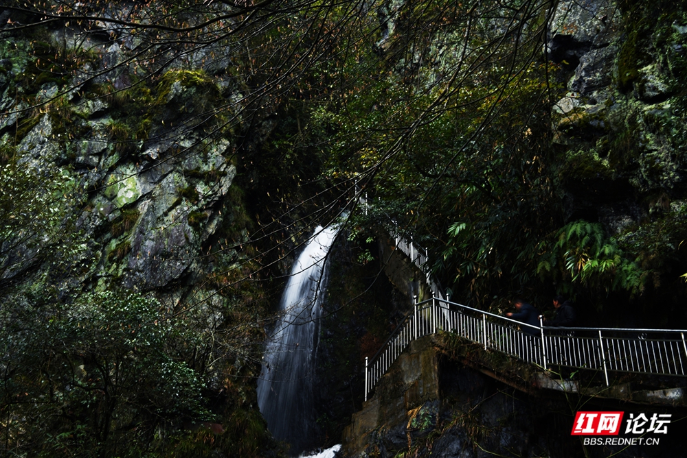 16 太阳深山涌飞泉.jpg