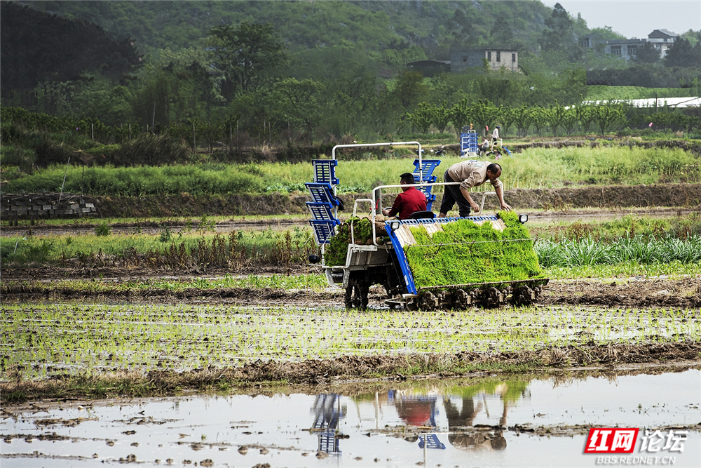 007 现代农机，高效启耕.jpg