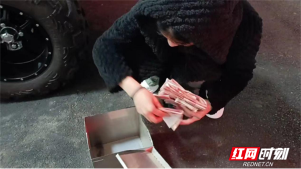 网红存钱罐”打不开 女子上门求助消防员357.png