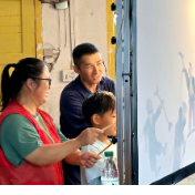 湘潭福彩为石潭坝中学孩子们送去非遗“纸影戏”夏日大餐