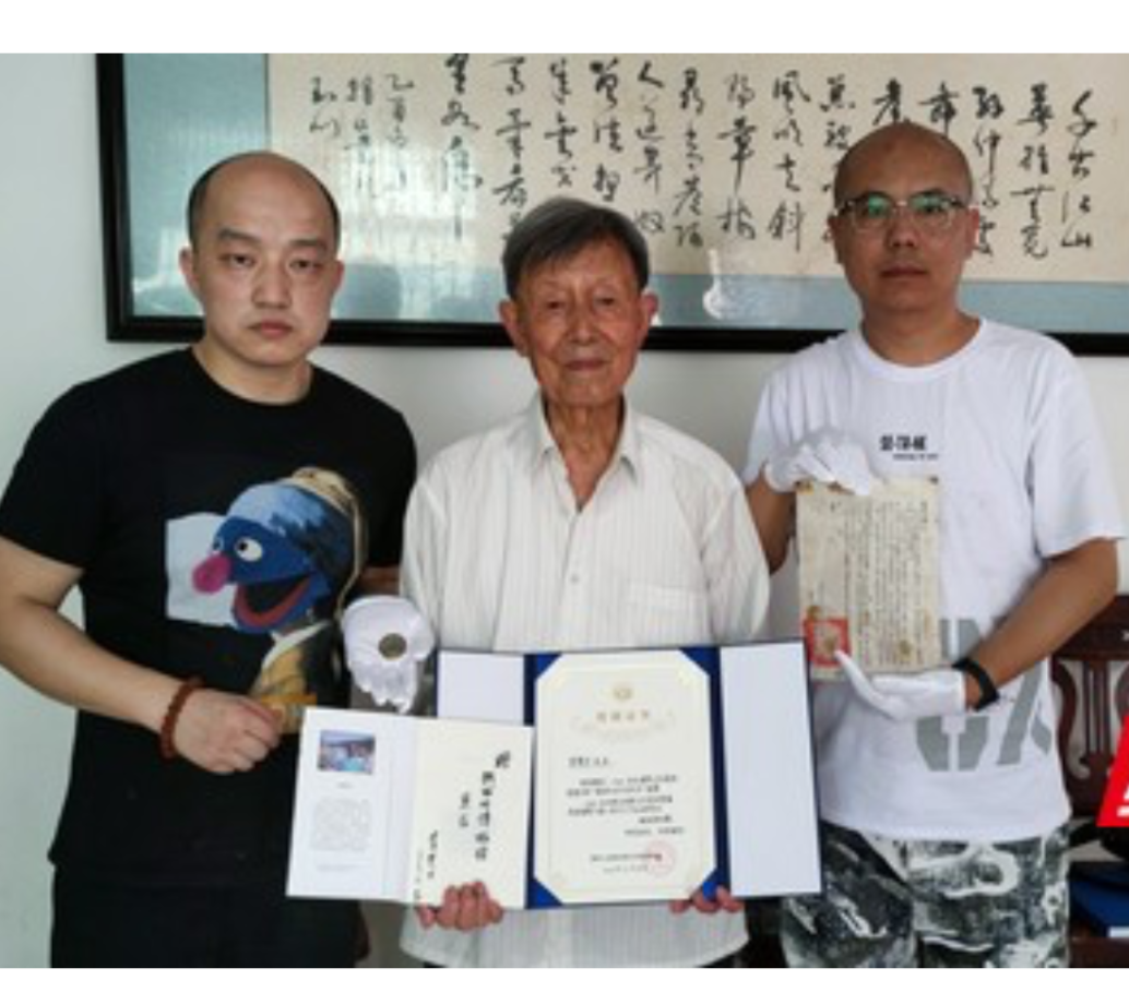 泸溪老兵将两件珍贵文物捐赠湘西州博物馆