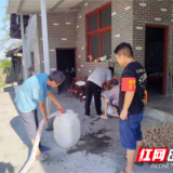 龙山县退役军人事务局开展“万名干部下基层、抗旱助农促振兴”活动