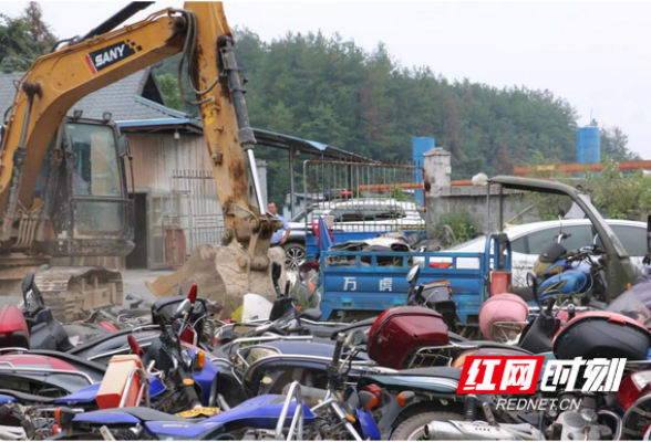 龙山县依法集中报废车辆928辆
