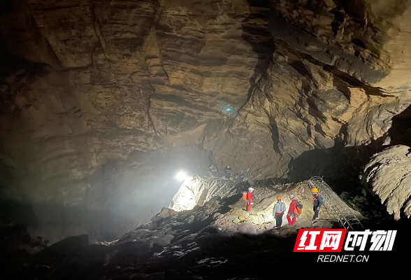 慈利县：深入天坑找水源 解决群众饮水难