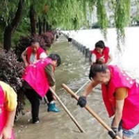 溆浦县龙潭镇：干部、群众自发清淤 恢复美丽家园
