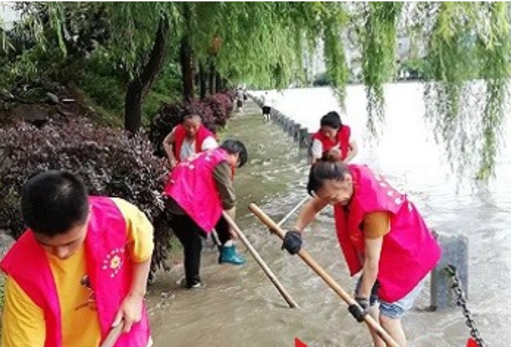溆浦县龙潭镇：干部、群众自发清淤 恢复美丽家园