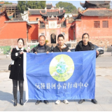 沅陵县“河小青”开展“清河净滩”活动