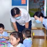 罗毅君“六一”慰问厅机关幼儿园小朋友