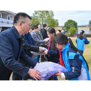 财信资产携手长沙银行公益助学洞口苗竹小学