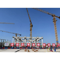 中国能建湖南火电承建的中煤新疆伊犁项目2号机组锅炉钢架顺利开吊