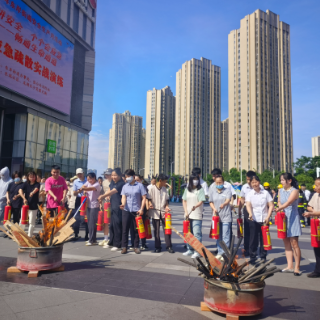 芙蓉区东岸街道举办安全宣传咨询与消防应急疏散实战演练