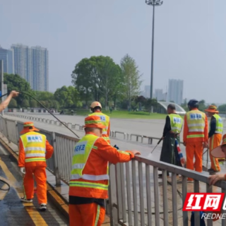 “五一”坚守岗位 守护城市“窗口”洁净