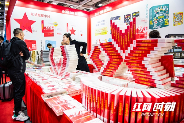 图书展区。图片来源：星辰全媒体记者 龙莉 摄-_副本.jpg