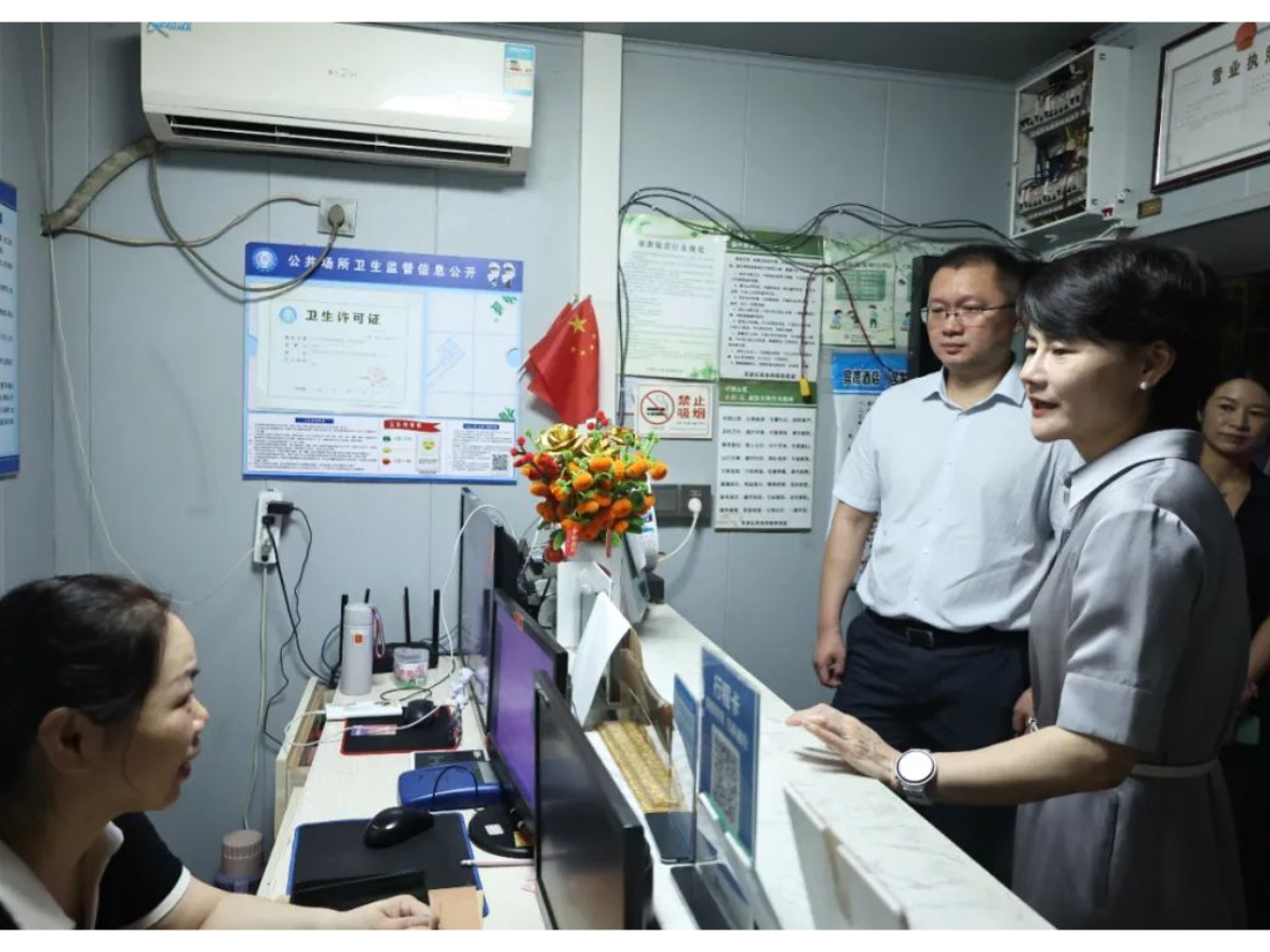崔晓以“四不两直”方式暗访督查安全生产和市容环境卫生工作