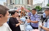 芙蓉交警开展爱心头盔免费发放暨交通安全主题宣传活动