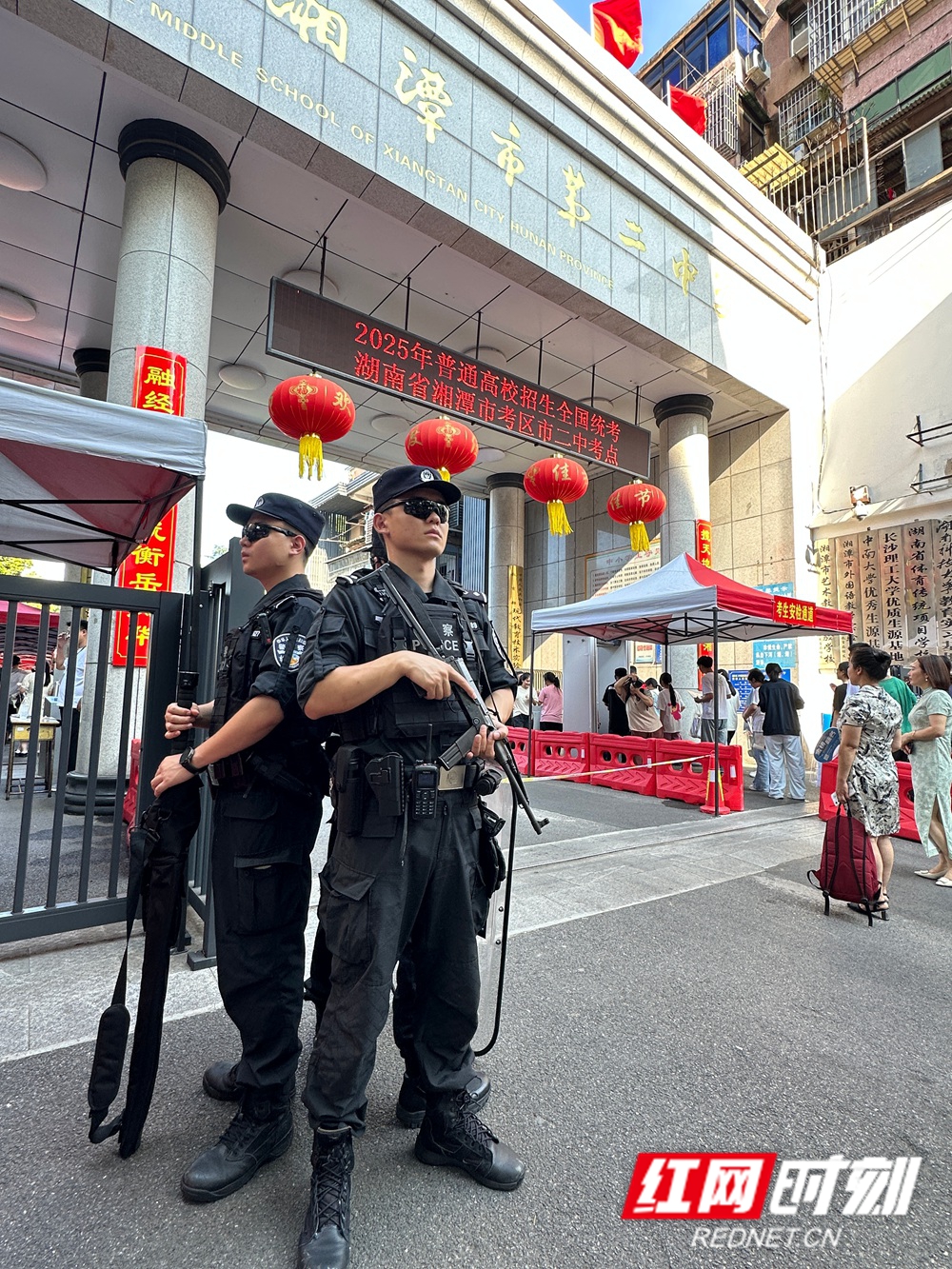 湘潭二中考点外，湘潭特警为高考护航。.jpg
