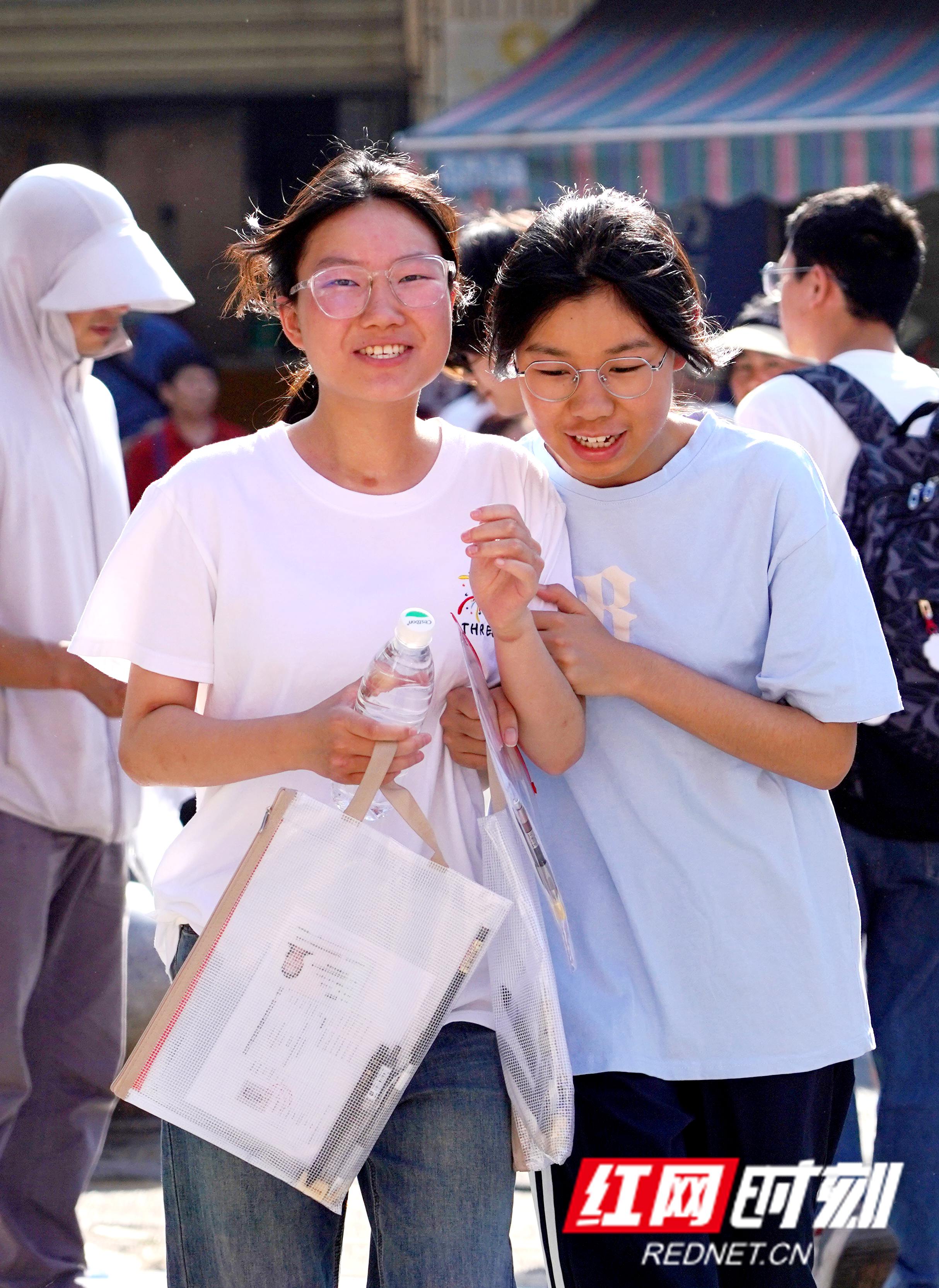 在湘钢一中考点，两位考生步履轻快地走向考场。.jpg