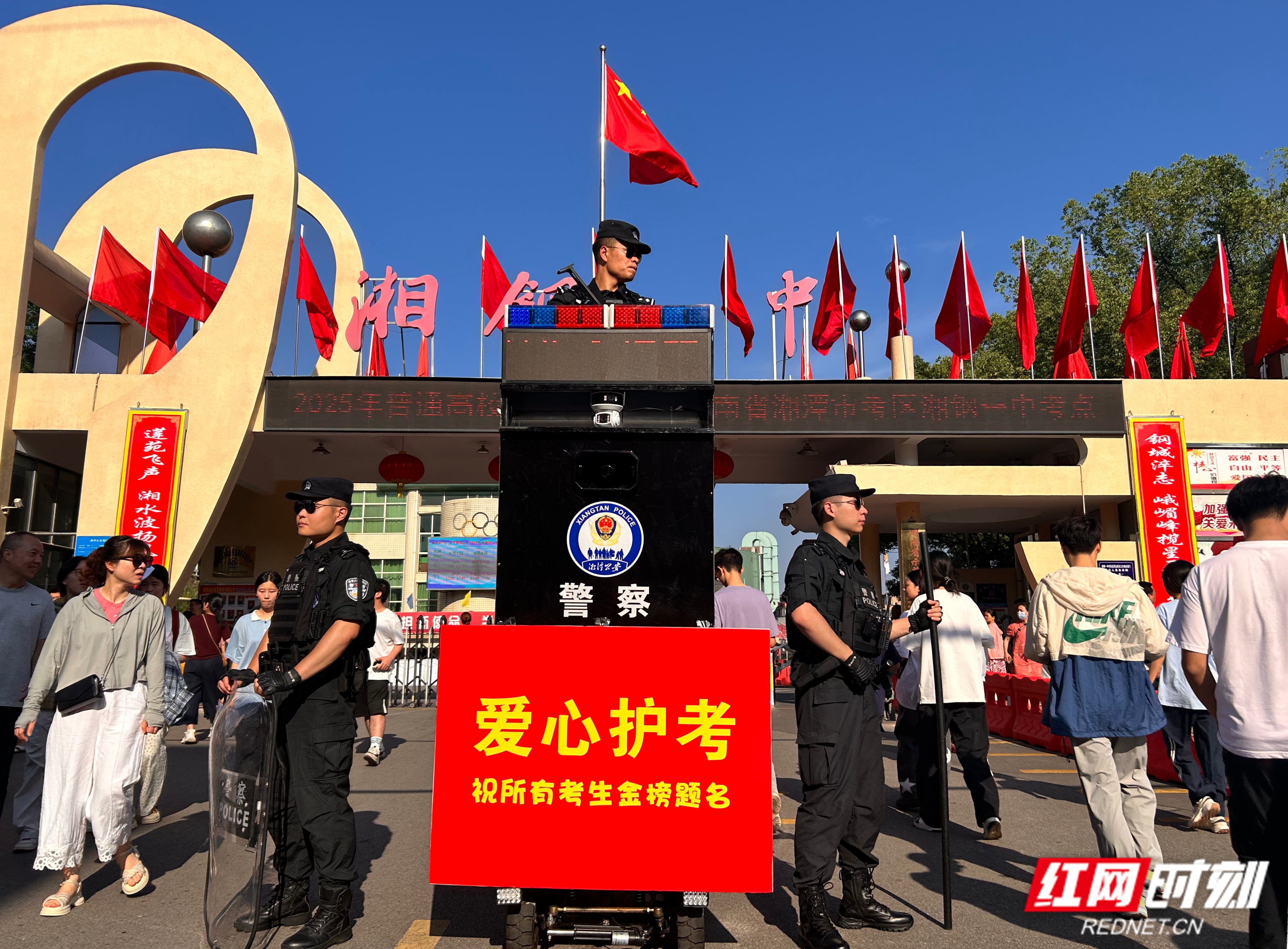 特警默默为学子们筑起一道安心屏障。.jpg