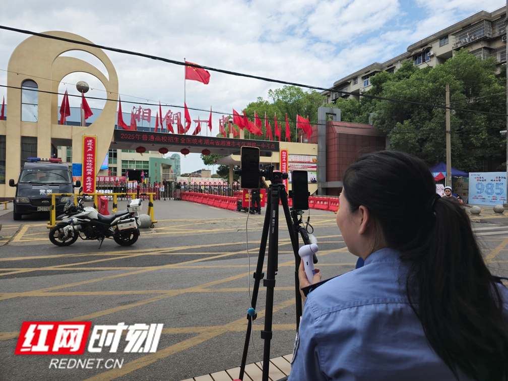 6月7日上午，湘潭公安在湘钢一中考点开启直播，在护航高考的同时，营造全社会关注高考、关心高考的氛围。.jpg