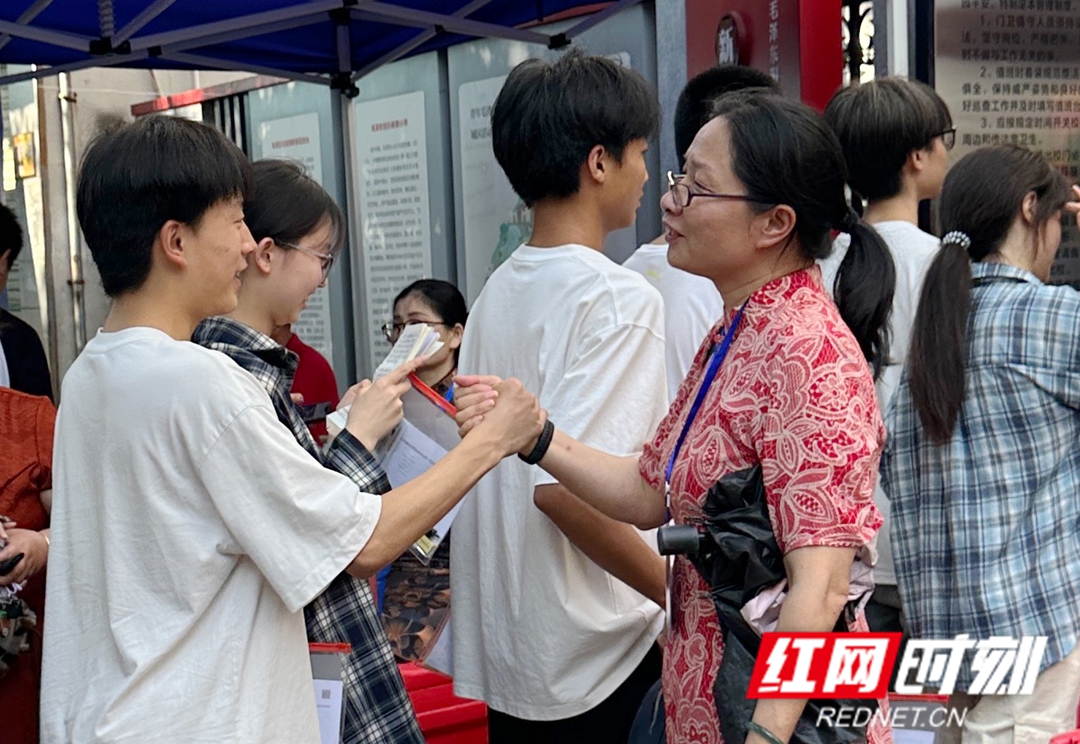 湘潭二中考点外，送考老师为孩子们加油打气。.jpg