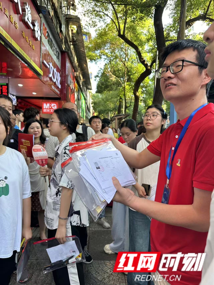 为了防止高考考生遗失重要考试证件等，长沙市一中九华中学大巴送至考点，带队老师统一现场发放考试包。.jpg