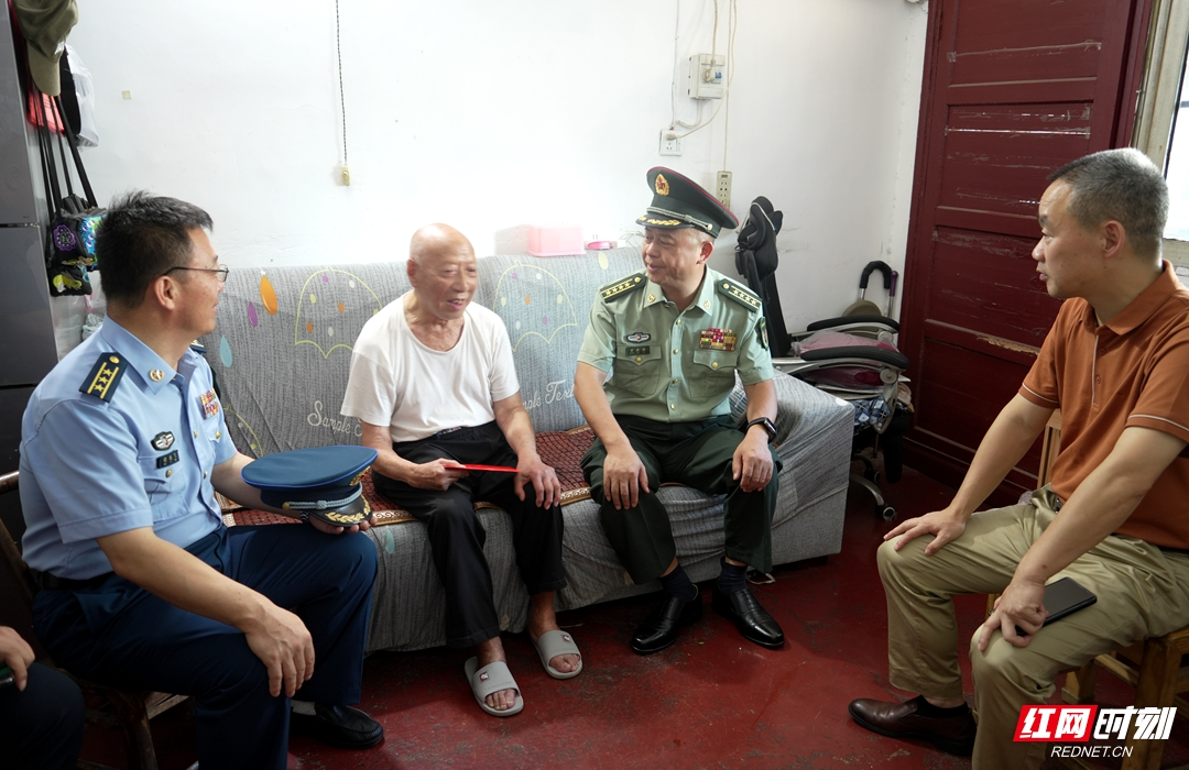 致敬老兵丨湘潭市领导黄献国率队看望慰问九旬老兵杨英