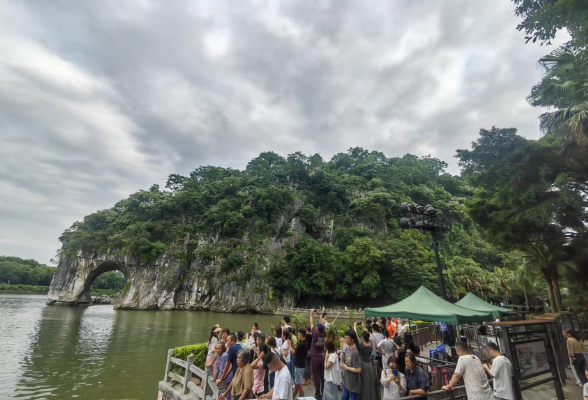 股市大涨为国庆游“添把火” 携程：十一首日湖南景区门票订单增长48%