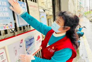 战“疫”中飘扬的旗帜