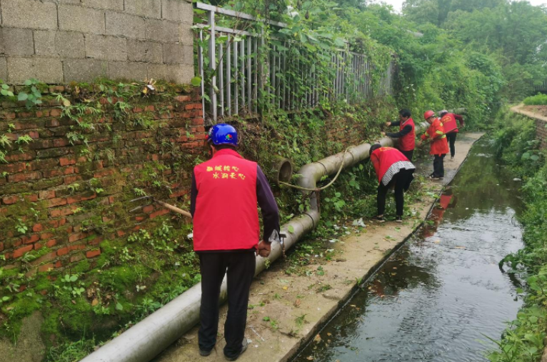 除垢去污护环境 靓丽河道提颜值