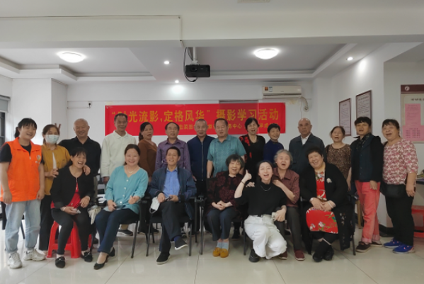 手机摄影技能讲座 指导居民记录美好生活