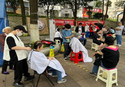 爱心集市暖心开市，“摆摊设点”送服务听民声