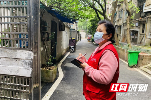 清廉监督员+智慧小组 为社区安全“上把锁”