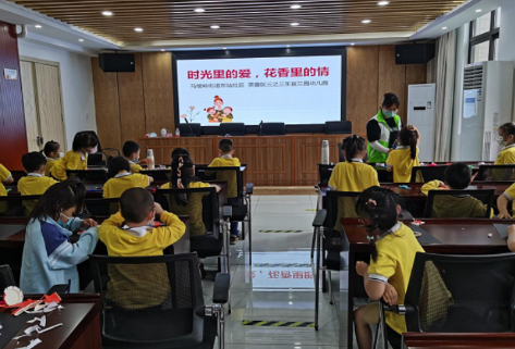 废旧纸杯巧变小红花  萌娃献礼表达“寸草心”