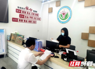 亲身体验“走流程” 悉心为民解忧愁