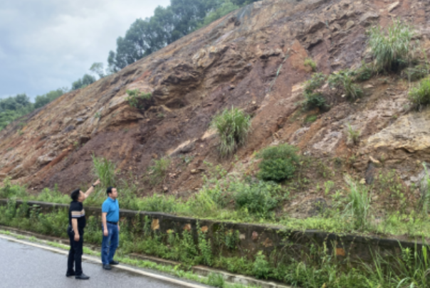 长沙公路人奋战水毁一线 确保公路安全畅通