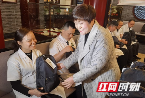 暖心！40份大礼包送给残障员工
