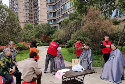 “雷锋集市”爱心开集 乐享便民服务大餐